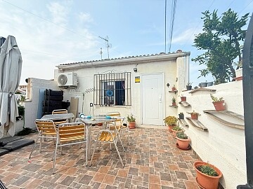 Bungalow de 2 chambres au rez-de-chaussée à rénover à Torreta  in Ole International