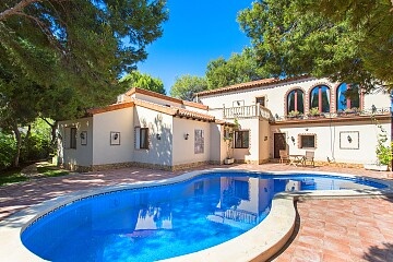 Вилла с участком рядом с морем в Punta prima (Orihuela Costa) in Ole International