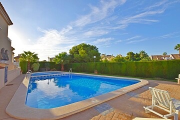 Chalet adosado de 3 dormitorios con jardín y solarium en La Zenia * in Ole International