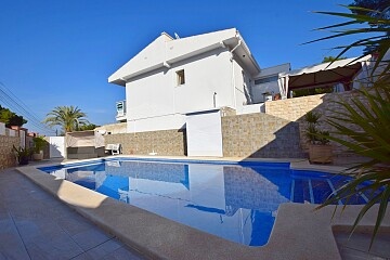 Villa met 3 slaapkamers en grote tuin in Los Balcones in Ole International