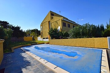 Rymligt radhus med 3 sovrum med trädgård i Cabo Roig in Ole International