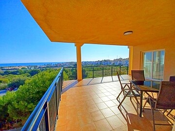 Penthouse met 3 slaapkamers en een prachtig uitzicht op zee in Playa Flamenca in Ole International