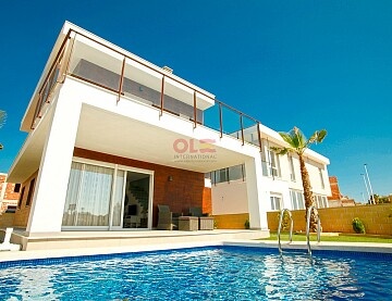 Ruime luxe villa met 4 slaapkamers vlakbij het strand in Gran Alacant in Ole International