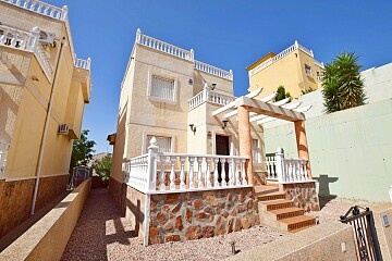 Freistehende Villa mit 3 Schlafzimmern und Blick auf den Pool in Ciudad Quesada * in Ole International